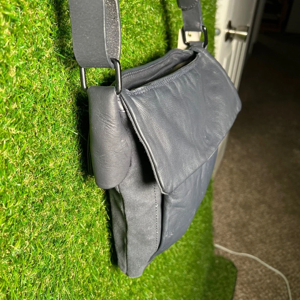 Diesel Suave Hard Core Blue Leather Canvas Messenger Crossbody Bag 00XA50PR421